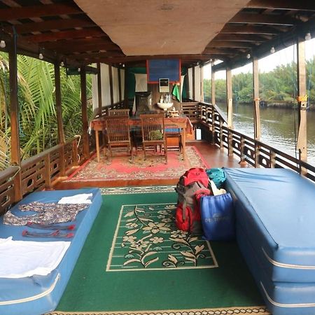 Orangutan Kelotok Houseboat For 6 Person Hotel Pangkalan Bun Exterior photo